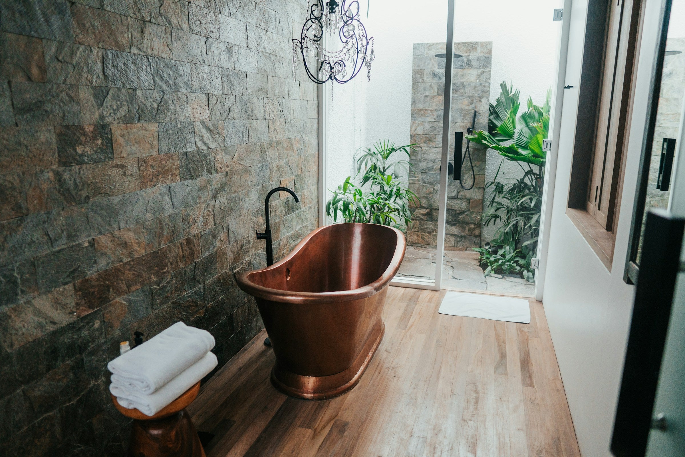 Tropische planten in de badkamer plaatsen: Inspiratie en tips